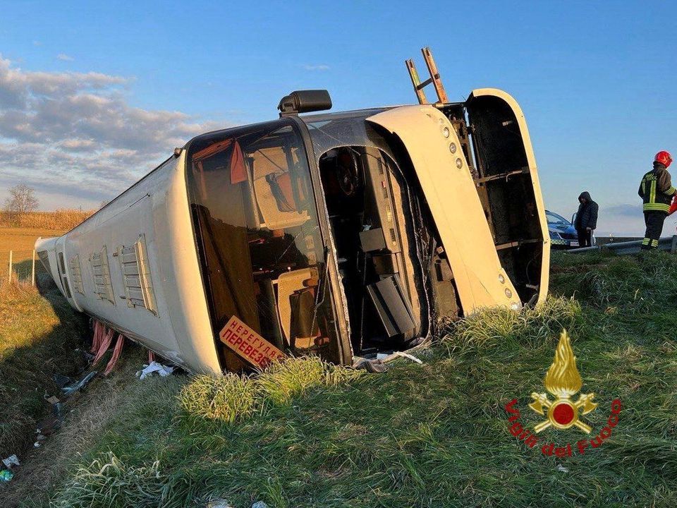 FOTO | Un om a murit și mai mulți au fost răniți, după ce un microbuz care transporta refugiați din Ucraina s-a răsturnat pe o șosea din Italia