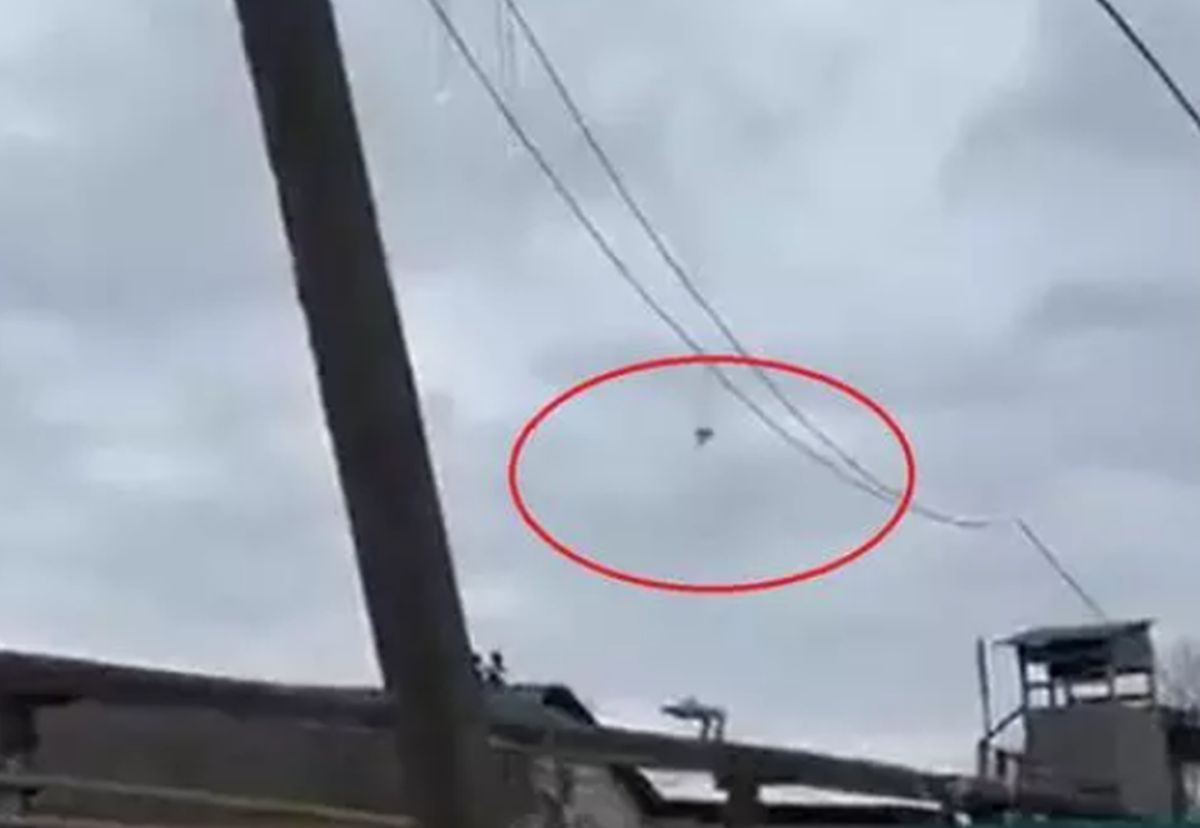 VIDEO| Primele imagini cu pilotul avionului rusesc doborât, în Cernihiv. Bărbatul a supraviețuit, însă a fost prins de ucraineni