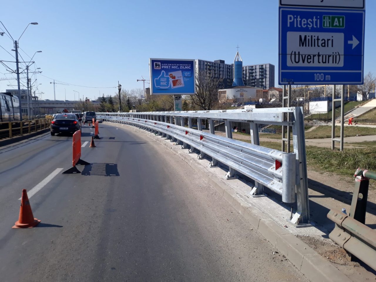 FOTO & VIDEO | „Curba morții” de la Ciurel are în sfârșit un parapet solid. „Nici cu TIR-ul nu se mai trece prin el”
