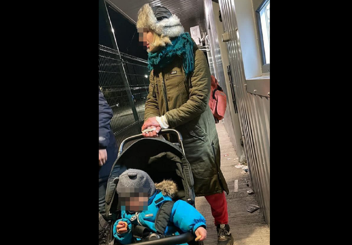 FOTO | Un ucrainean s-a dat drept soția sa, pentru a intra ilegal în România. Ca să fie credibil, pe lângă deghizarea în femeie, a luat și copilul familiei cu el
