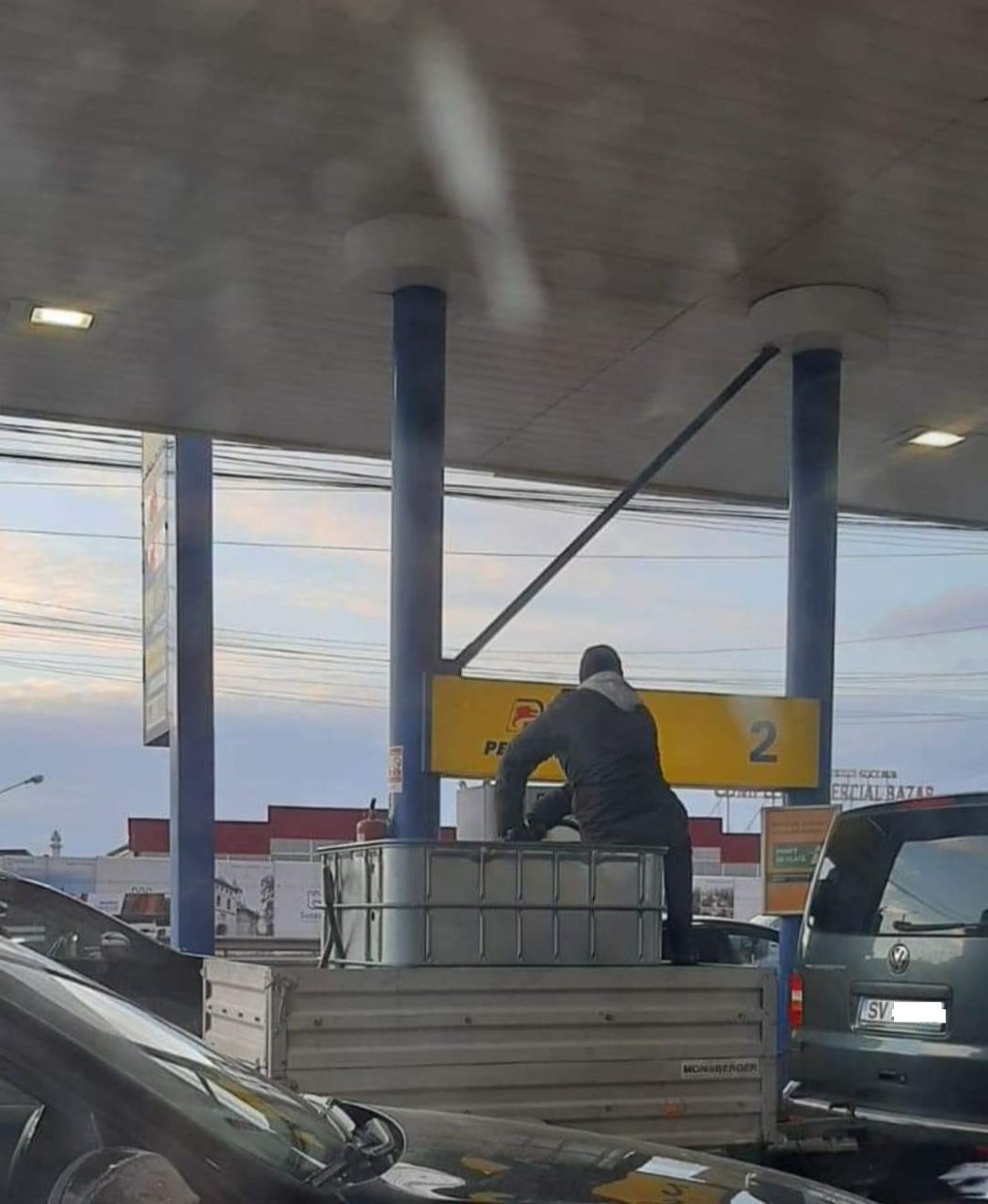 Ce amendă ar putea primi benzinăriile care au vândut carburanți în recipiente de plastic, transportate apoi în portbagaje. Ministrul Economiei: „Cei responsabili de speculă vor răspunde”
