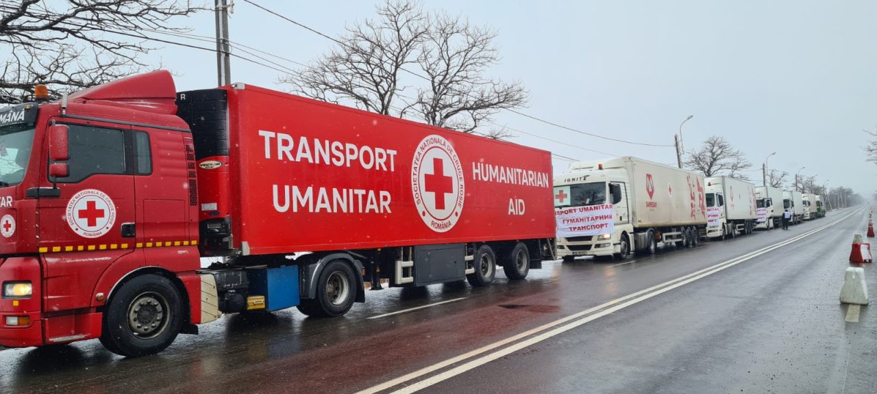 Peste 100 de tone de ajutoare umanitare pleacă spre Cernăuți. Ce transportă cele șase tiruri trimise de Crucea Roșie Română în Ucraina