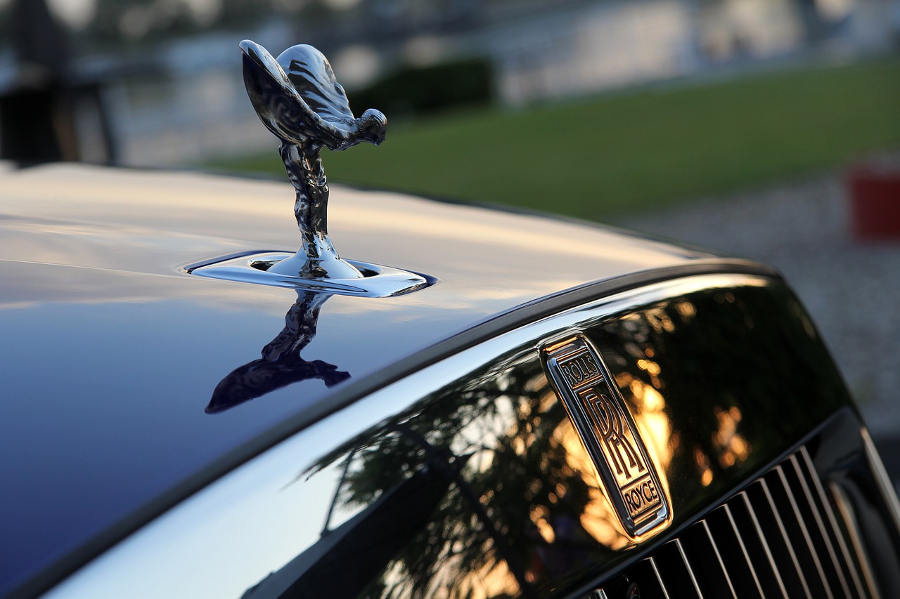 Mașini de lux din Ucraina, abandonate pe străzile din Iași. În parcarea aeroportului a fost lăsat și un Rolla Royce