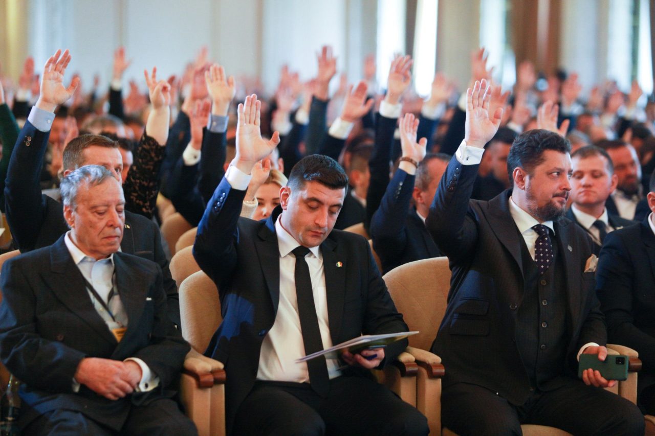 FOTO – VIDEO | AUR îşi alege azi președintele. Presa nu are acces la congres. Cine este contracandidatul lui George Simion