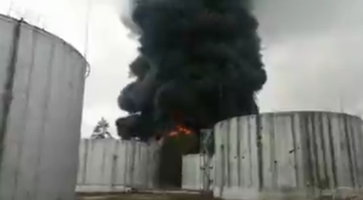 VIDEO | Rușii au aruncat în aer un depozit de petrol din Cernihiv. Continuă atacurile asupra Ucrainei