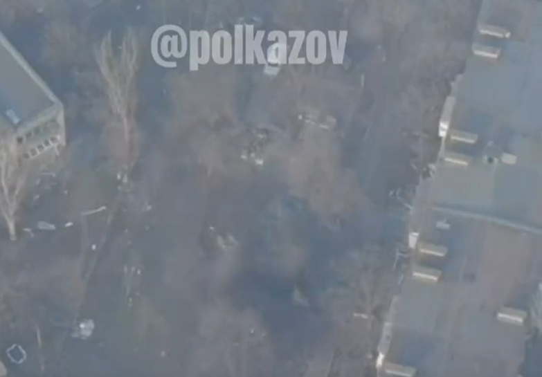 VIDEO | Noi imagini din dronă cu loviturile asupra ruşilor, în Mariupol. Subunitatea militară Azov. „Noi ţintim fără să distrugem casele”
