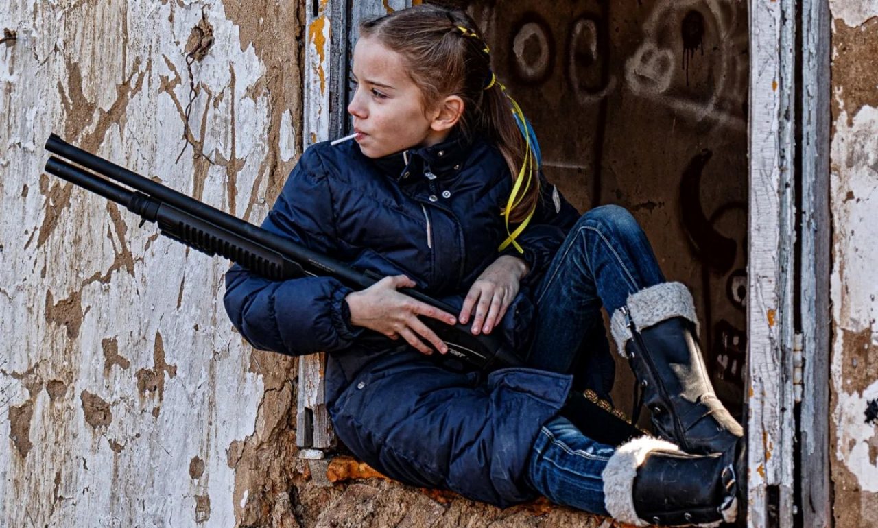 „Fetița cu acadea”. Povestea și adevărul din spatele fotografiei cu fata din Kiev, care ține o armă în mână