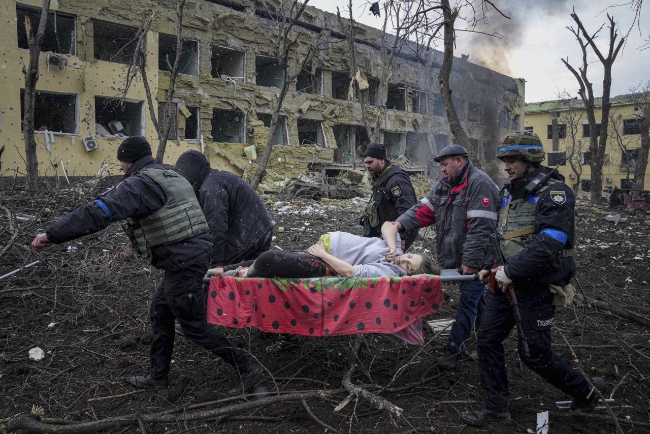 Femeia însărcinată care a fost evacuată pe o targă din maternitatea bombardată din Mariupol a murit. Ce s-a întâmplat cu bebelușul