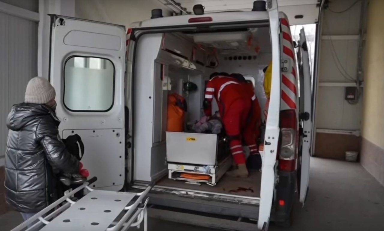 VIDEO | O fetiță a murit în brațele tatălui ei, într-un supermarket din Mariupol bombardat de armata rusă. „Arătați-i asta lui Putin!”