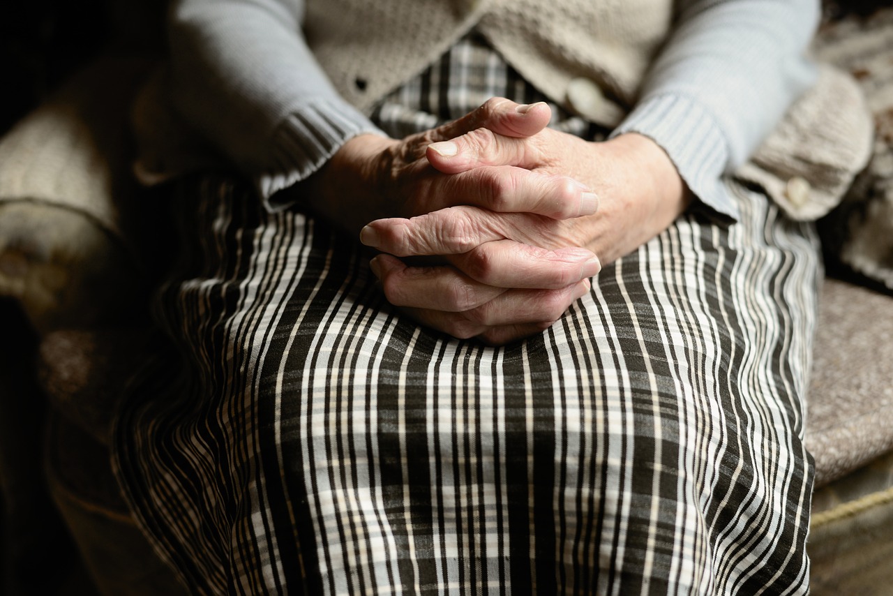 Caz ȘOCANT. O româncă a fost declarată decedată de familia sa în timp ce muncea în străinătate, care i-a furat averea