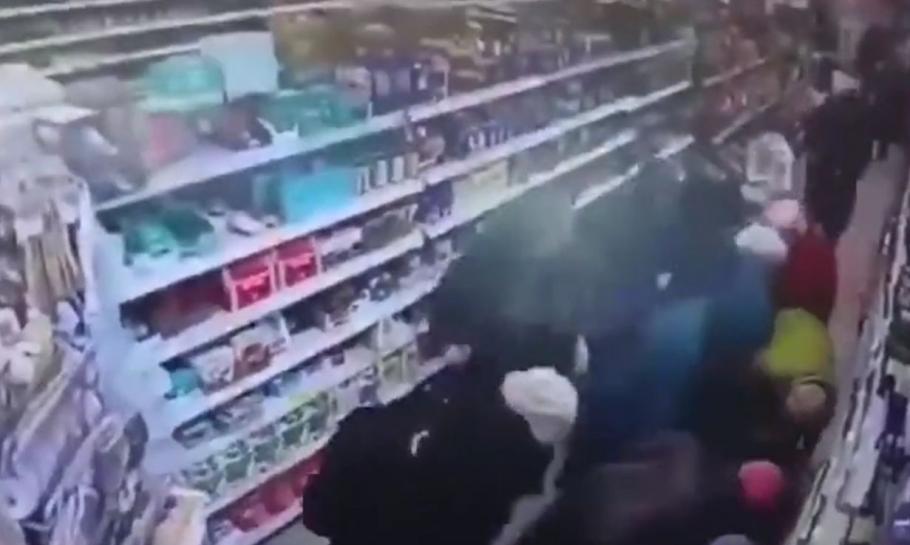 VIDEO| Imagini incredibile din magazinele din Rusia. Oamenii se luptă disperați pentru zahăr
