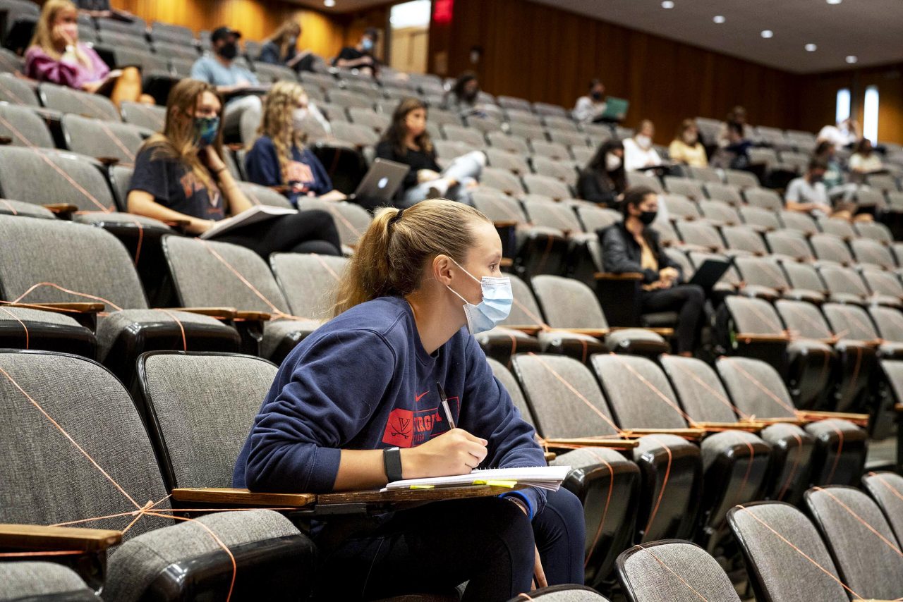Studenții de la SNSPA vor rămâne la învățământul online până pe 3 iunie. Examenele vor fi susținute în format fizic