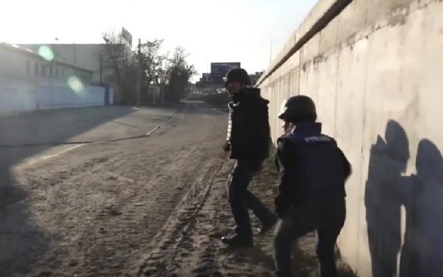 VIDEO| Momentul în care doi jurnaliști britanici sunt atacați de ruși: „Gloanțele veneau spre noi în cascadă”