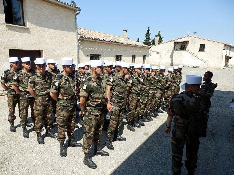Ucrainenii din Legiunea Străină au dreptul să-și aducă familiile în Franța. Totuși, le-a fost interzis să se lupte cu rușii