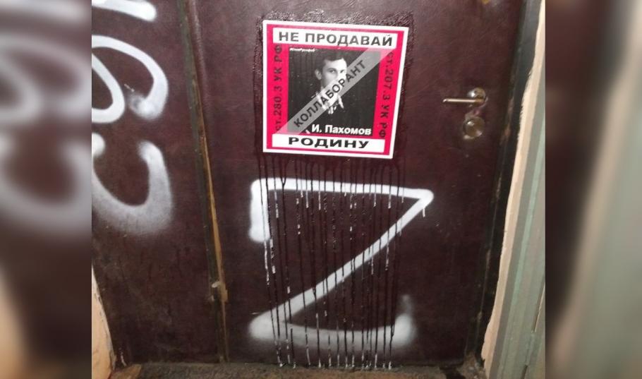Oponenții lui Putin se trezesc cu litera „Z” pe uși, alături de mesaje de intimidare. Un jurnalist a găsit un cap de porc decapitat pe prag