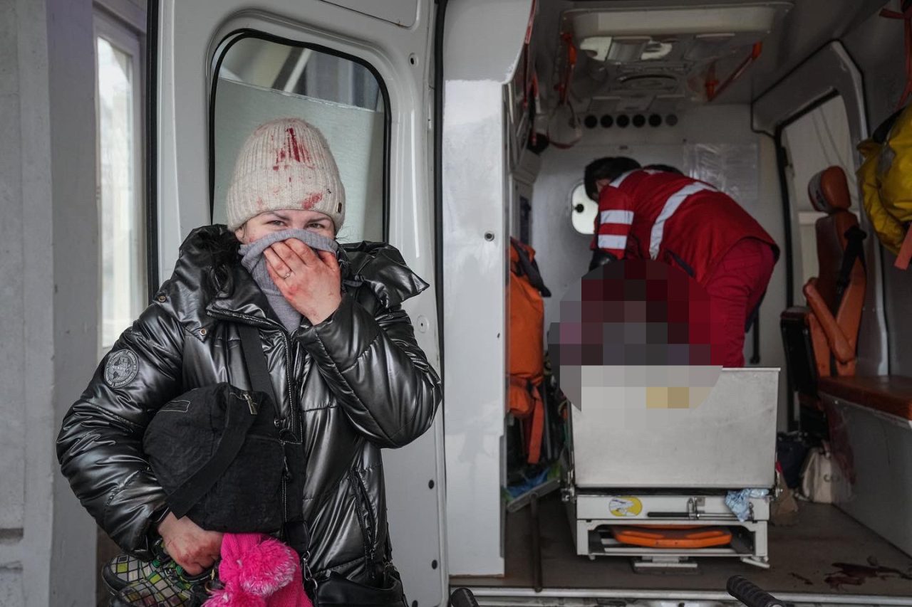 IMAGINI CU PUTERNIC IMPACT EMOȚIONAL. O fetiță de 6 ani a murit, în urma atacurile ruse asupra orașului Mariupol. „Arată-i lui Putin. Ochii acestui copil și medicii care plâng”