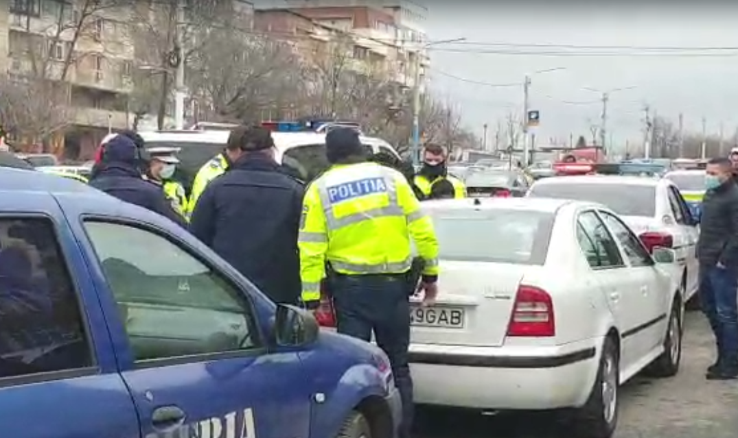 VIDEO | Scene ca în filme pe străzile Craiovei. Un mascat sparge geamul mașinii cu arma ca să scoată un fugar