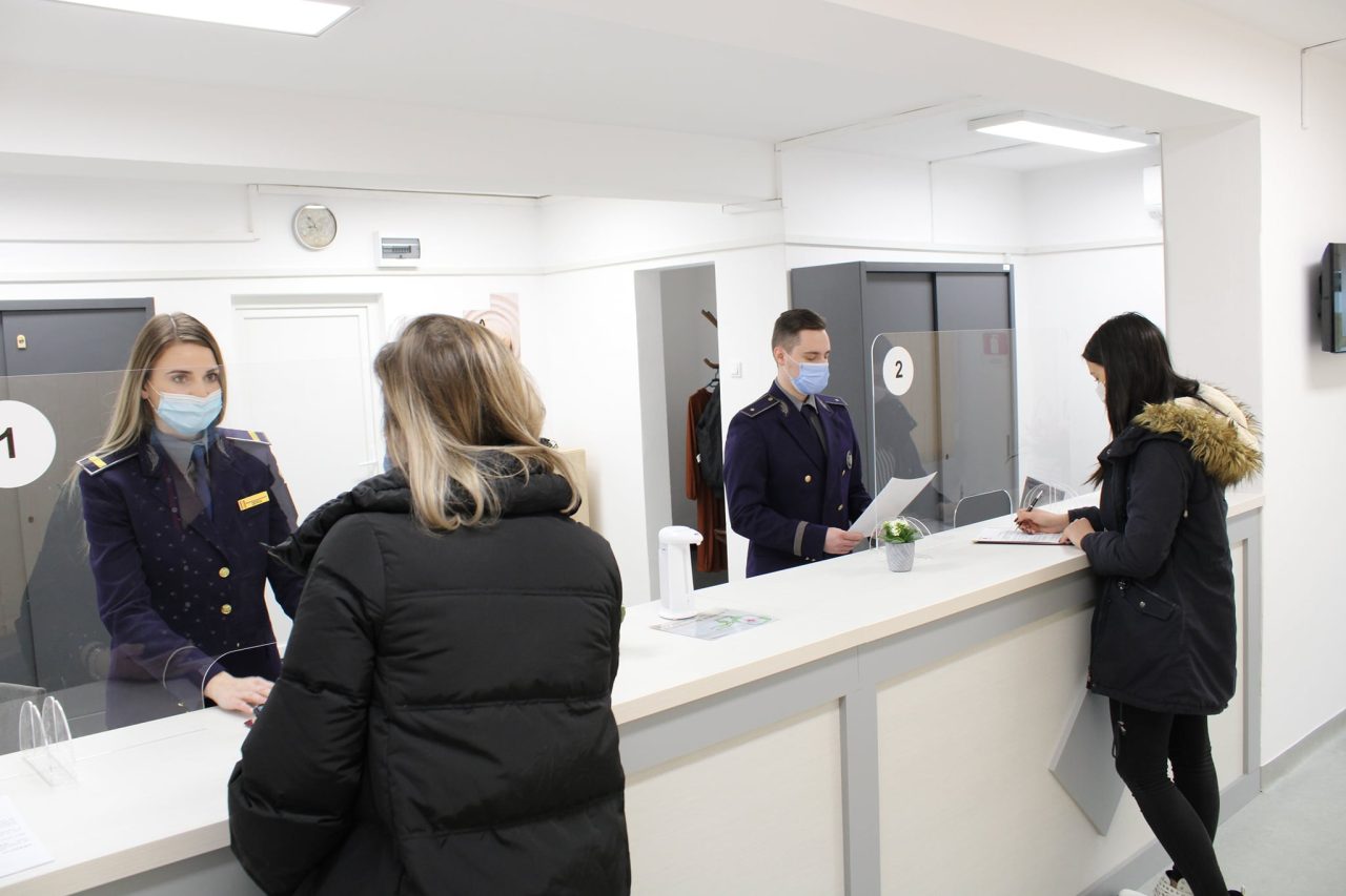 Românii au luat cu asalt serviciile de pașapoarte. Se tem că va fi război