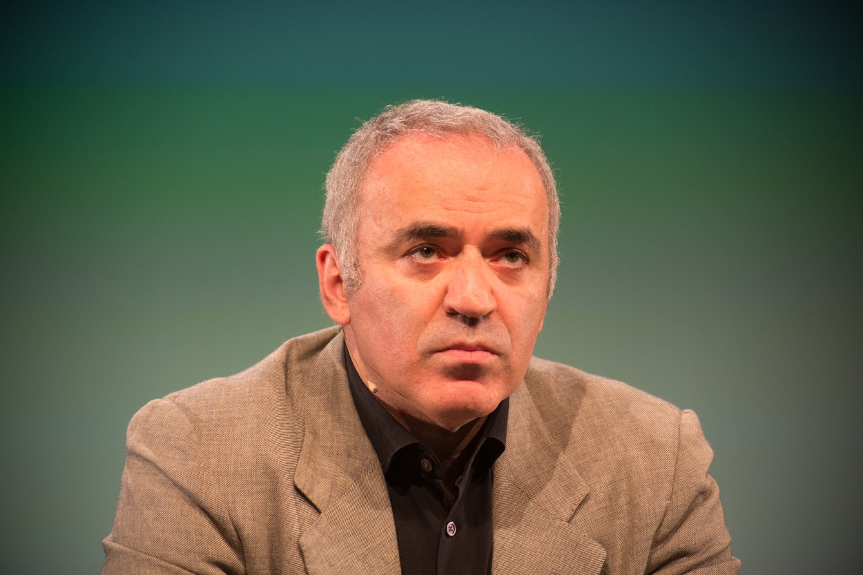 Garry Kasparov acuză o posibilă înțelegere între SUA și Rusia: „Puteți să-i spuneți teorie a conspirației, dar de ce nu fac tot posibilul pentru a apăra Ucraina?”