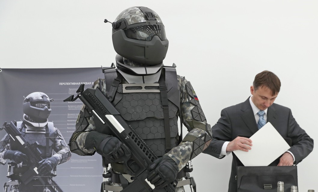 Ținută în șah de armata Ucrainei, Rusia își dorește soldați-cyborg: ”Exoscheletul acționat electric oferă puteri letale”