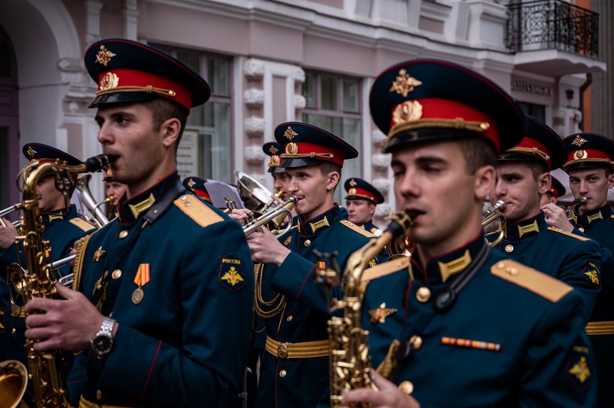 Militarii ruși aveau uniforme de paradă în primele convoaie trimise la începutul invaziei. Zelenski: Credeau că vor defila pe Maidan în 3-4 zile