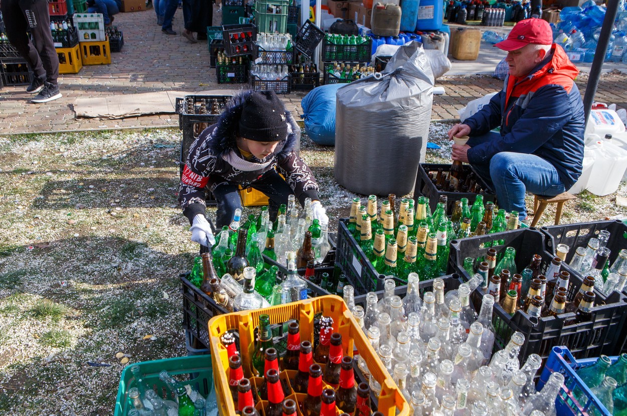 Copilărie distrusă de război. Un băiețel de șapte ani învață să facă cocktailuri Molotov în Ucraina. „Este îngrozitor!”