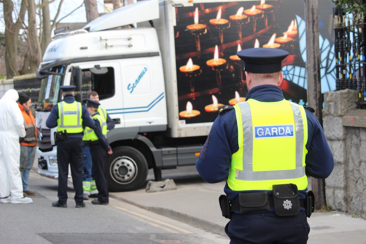 Irlanda: Bărbat arestat după ce a intrat cu camionul în poarta Ambasadei Rusiei la Dublin | VIDEO