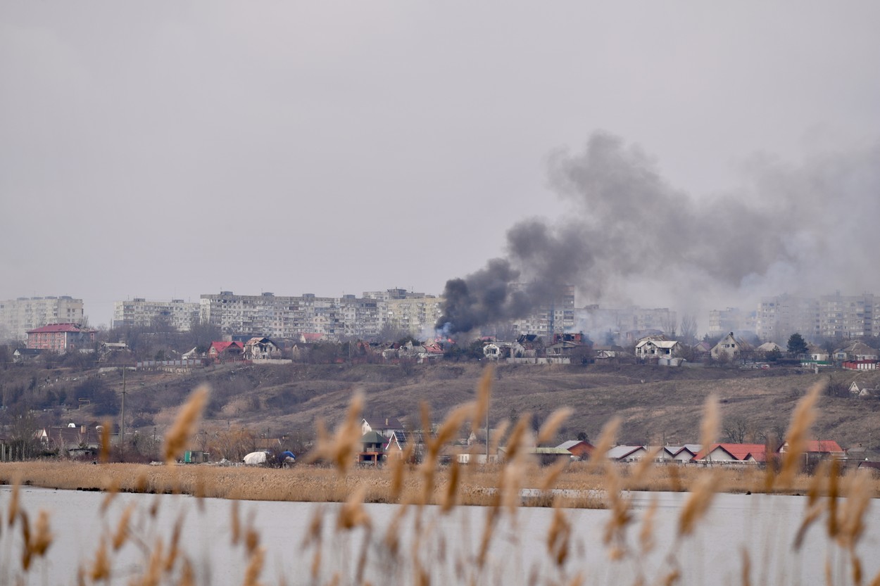Situație disperată la Mariupol: Autoritățile sapă gropi comune, iar morgile nu mai fac față