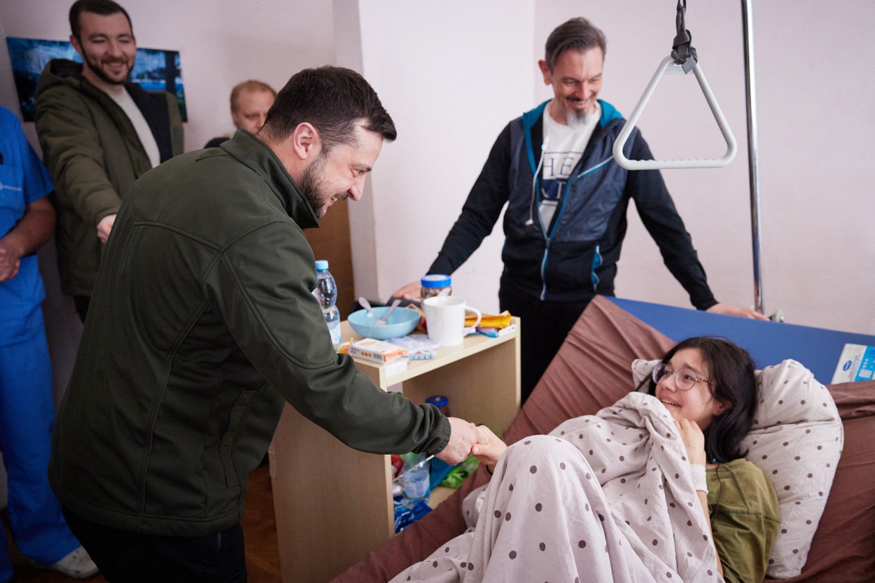 O adolescentă din Ucraina a fost împușcată de 12 ori, după ce și-a apărat fratele mai mic. Președintele Zelenski a vizitat-o în spital | VIDEO