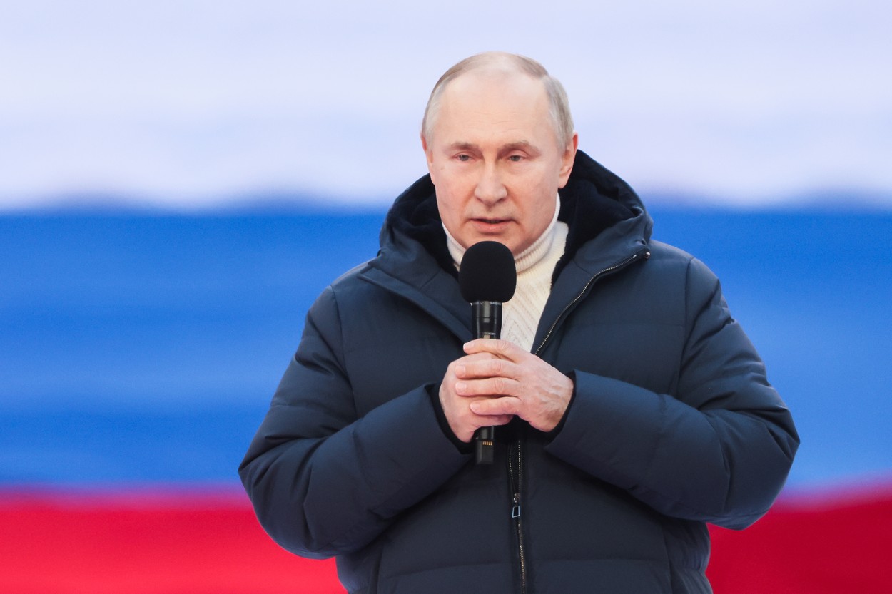 Deși se războiește cu Occidentul, Vladimir Putin este fanul hainelor de lux din Vest. Cât costă geaca cu care a apărut vineri la mega-manifestația de la Moscova