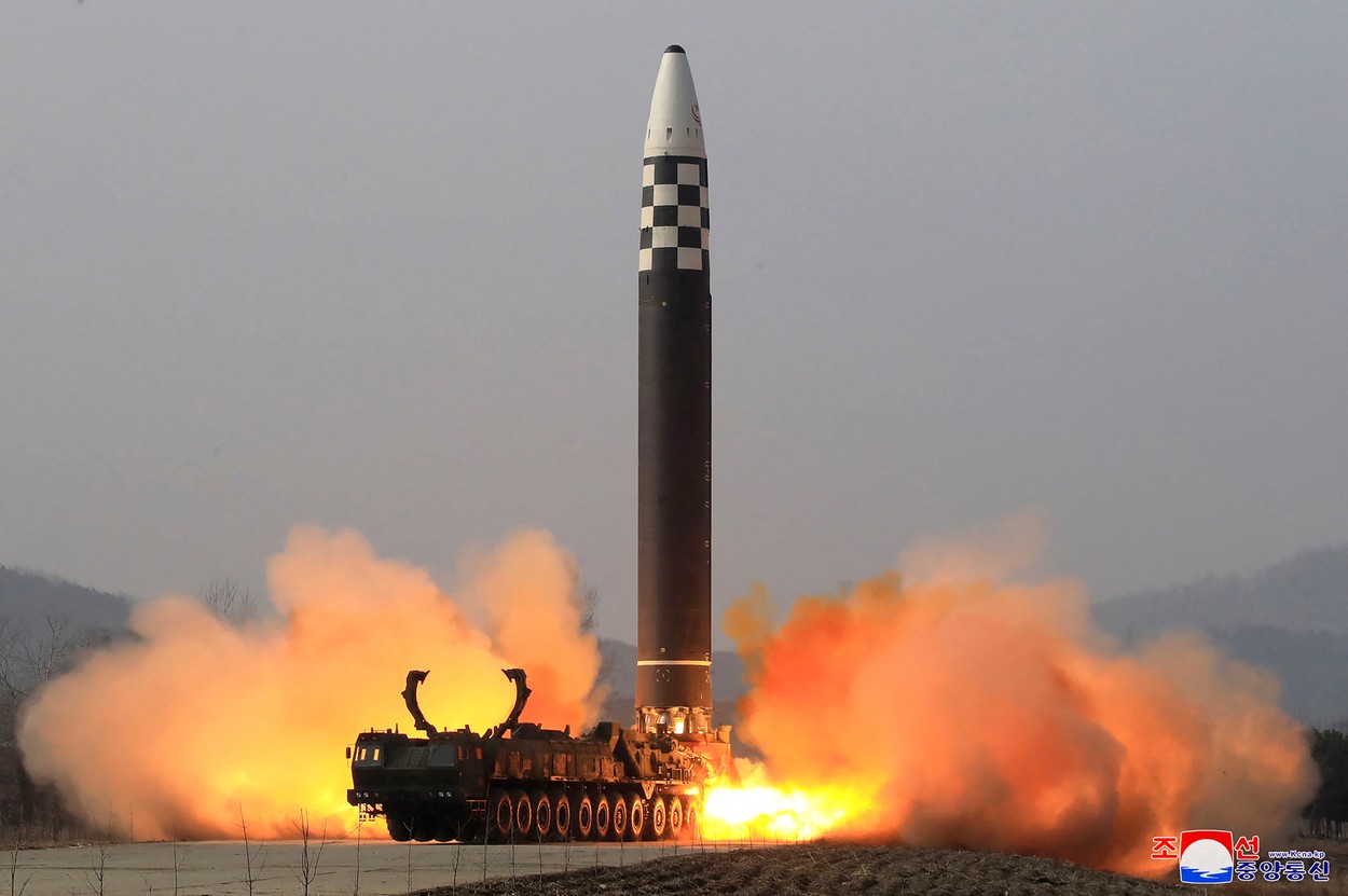 Coreea de Nord a lansat încă două rachete balistice, ajungând la a șasea, în două săptămâni, îndreptate spre Marea Japoniei. Reacția comunității internaționale