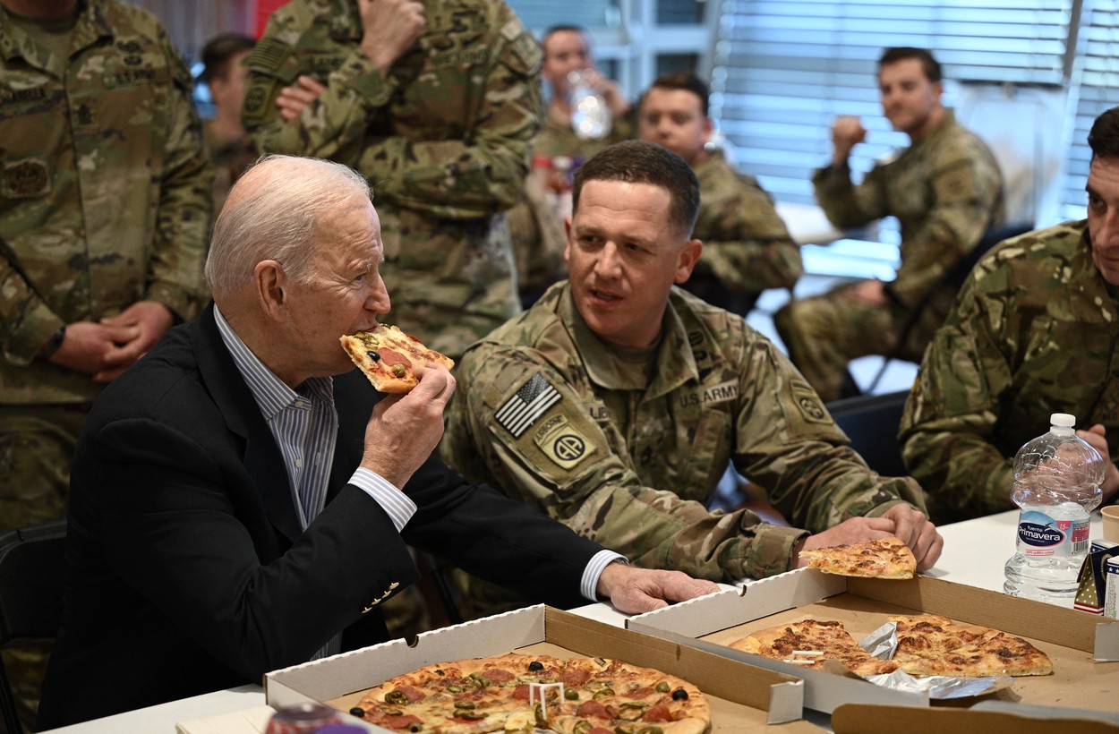 Joe Biden a mâncat pizza și și-a făcut selfie cu militarii americani din Polonia