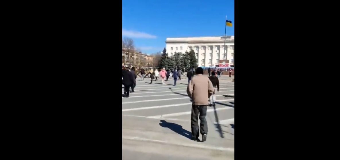 VIDEO | Trupele ruse ar fi deschis focul împotriva unor protestatari pașnici, în Herson