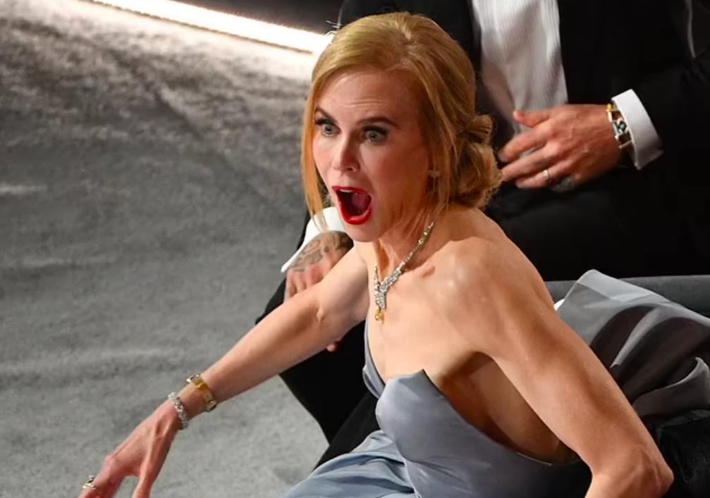 „Nicole Kidman ar trebui să câștige Oscarul pentru cea mai bună reacție” la momentul în care Will Smith i-a dat o palmă lui Chris Rock, spun internauții. Reacția actriței, subiect de meme-uri pe internet