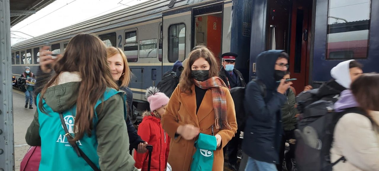 VIDEO | Guvernul a aprobat mai multe facilităţi pentru transportul persoanelor care vin din Ucraina – DOCUMENT