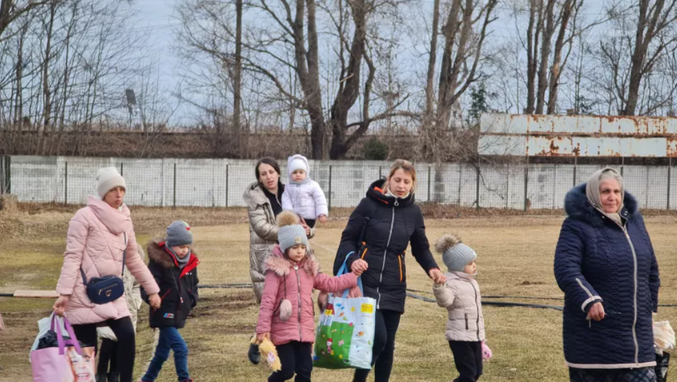 Peste 20.000 de copii refugiați din Ucraina învață să spună ”dim” – ”acasă” în România. Opera Comică pentru Copii încearcă să le aline dorul de casă cu poveștile copilăriei