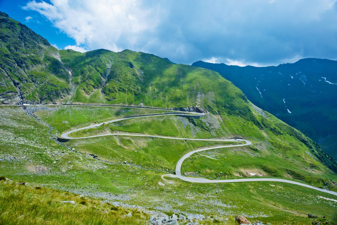 Circulația pe Transfăgărășan, blocată total duminică din cauza căderilor de pietre de pe versanți