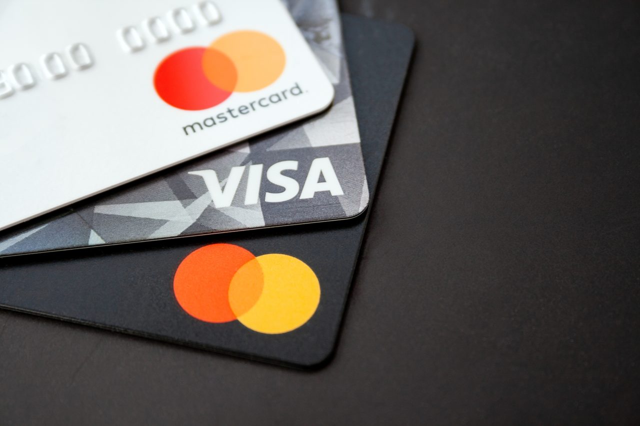 Visa și Mastercard și-au suspendat operațiunile din Rusia