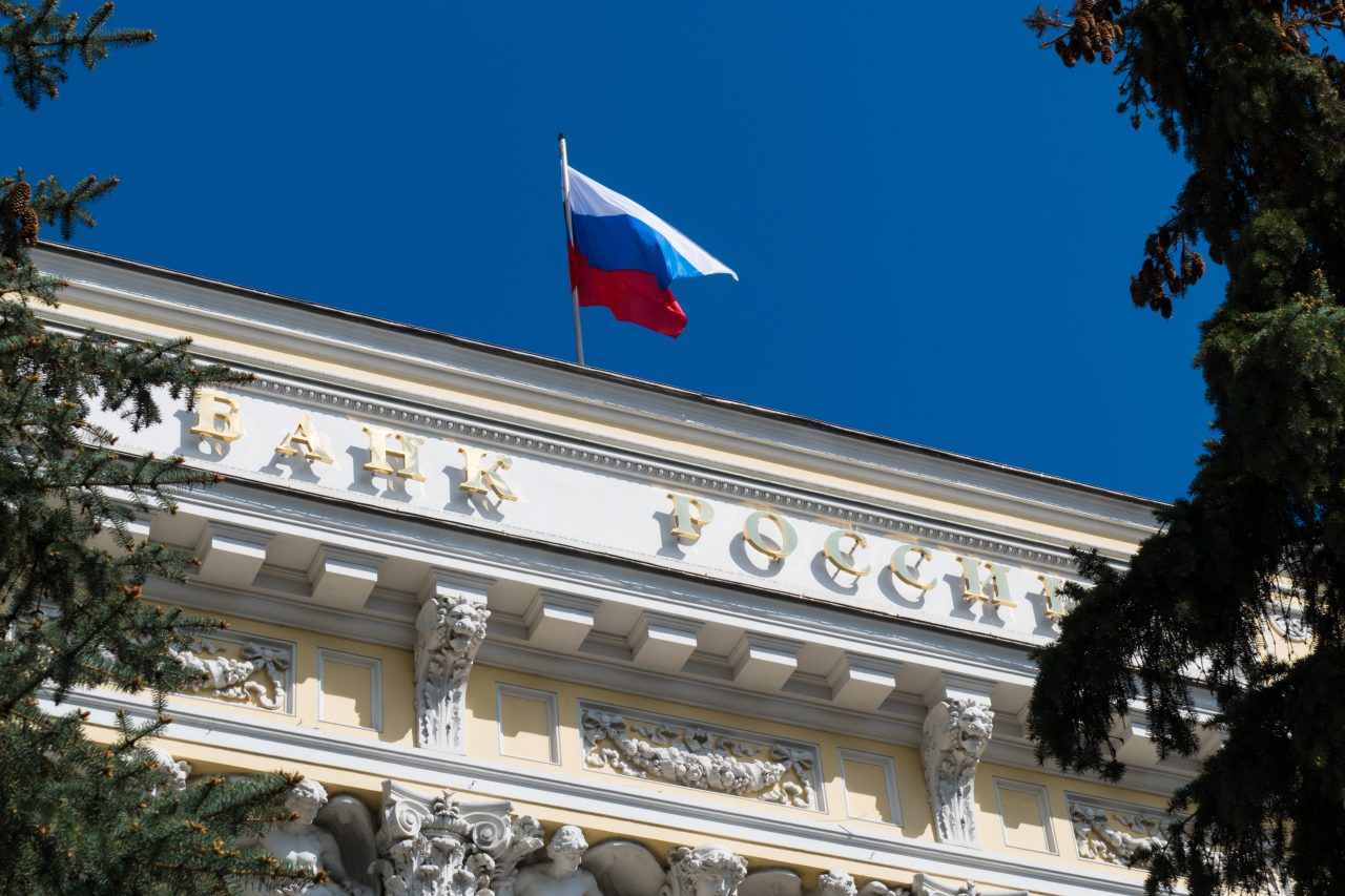 Agențiile de evaluare financiară retrogradează ratingul Rusiei la categoria „junk”