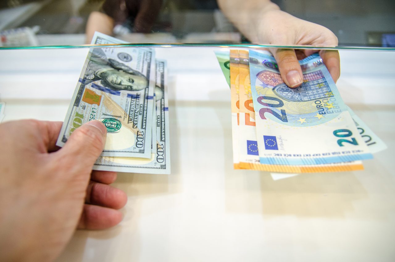 Euro pierde teren și a scăzut sub pragul psihologic de 1,1 dolari. Războiul din Ucraina afectează moneda europeană
