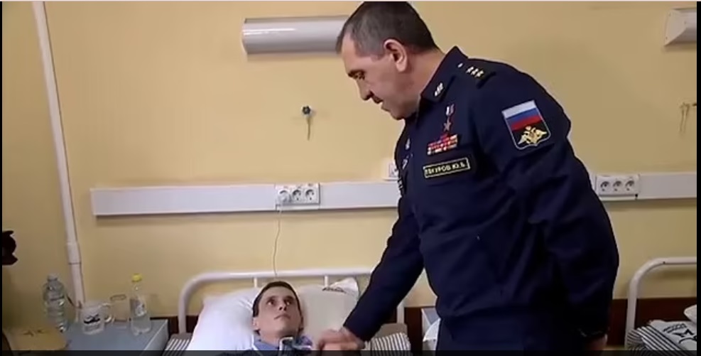FOTO – VIDEO | Frică și regret. Cum au primit mai mulți soldați ruși rămași invalizi medaliile pentru curaj oferite de oficiali de la Kremlin