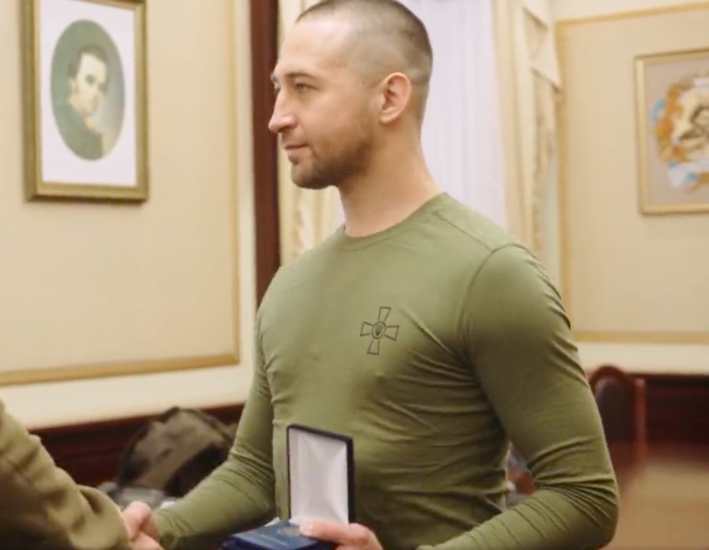 VIDEO | Soldatul ucrainean care strigat „du-te naibii” către o navă rusă în asediul de pe Insula Șerpilor s-a întors acasă și a fost decorat