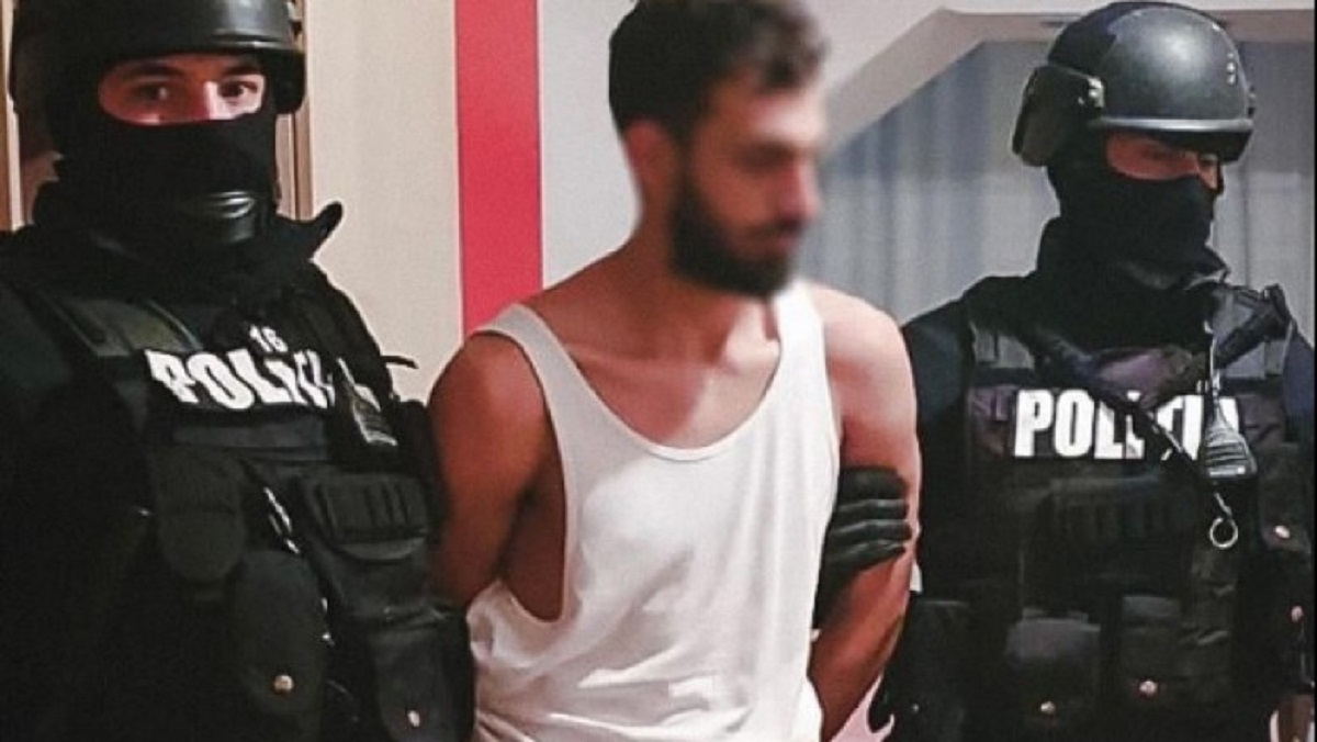 Sentință în cazul bărbatului din Arad care a ucis-o și apoi a incendiat-o pe fetița iubitei sale. Tânărul a recunoscut faptele, dar ceruse schimbarea încadrării juridice