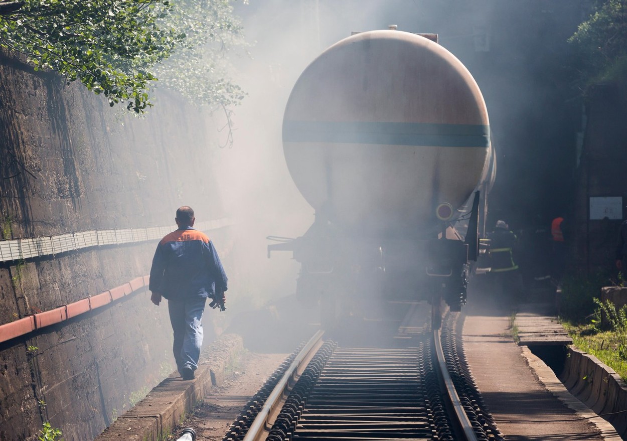 Alertă majoră în Prahova: Incendiu de vegetație lângă 20 de vagoane de tren încărcate cu benzină