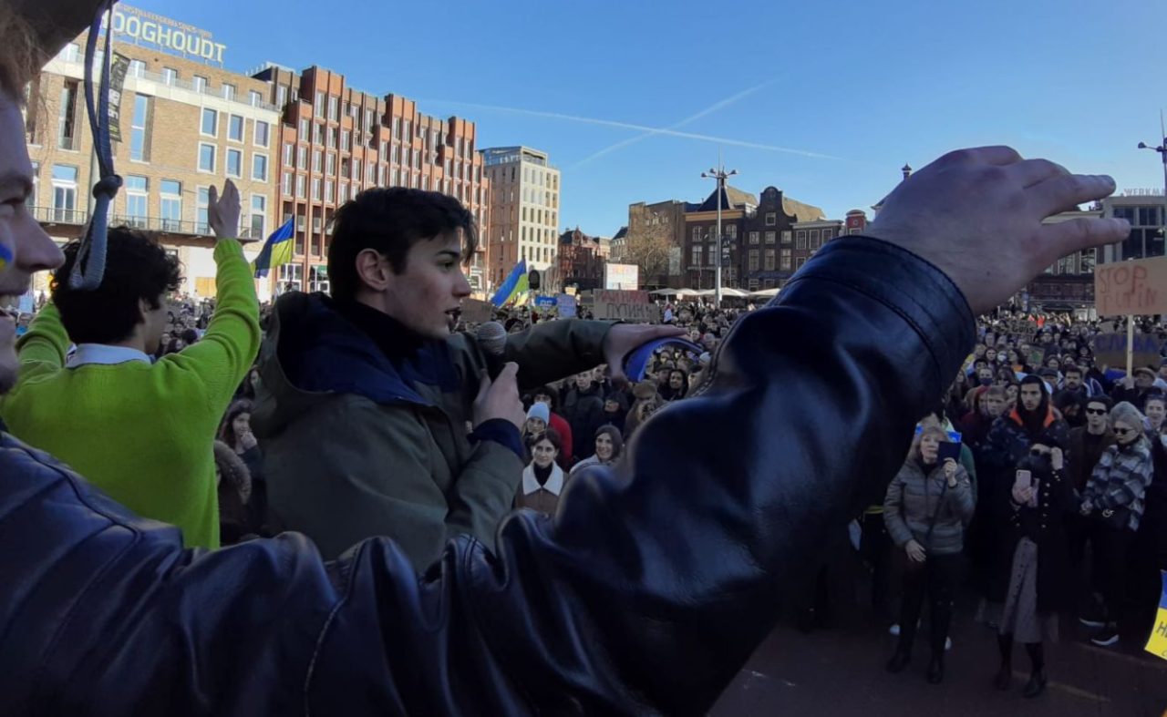 EXCLUSIV| „O fată vedea cum le este bombardată curtea”. Mihai, un student român de peste hotare, a strâns mii de oameni în stradă pentru a fi alături de ucraineni