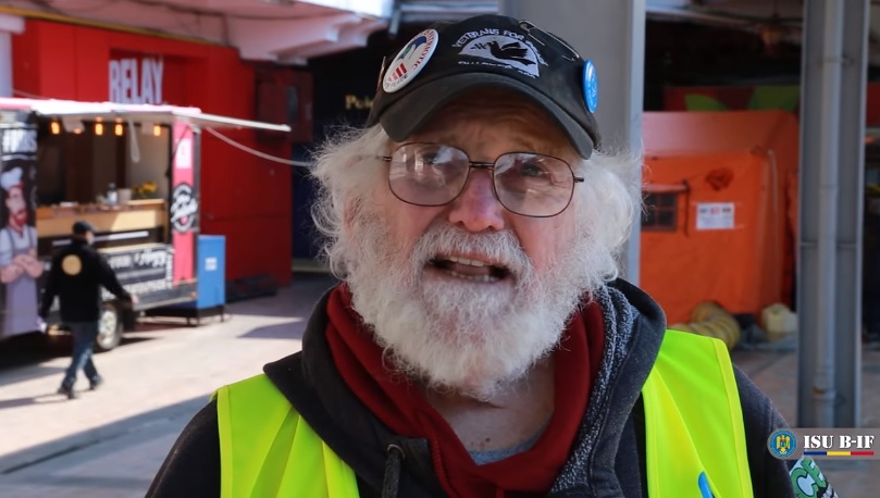 VIDEO | Voluntar octogenar american în Gara de Nord: Iubesc România! Oamenii de aici dau, dau, dau, dau, dau mereu tot și refugiații apreciază asta, sunt sigur!