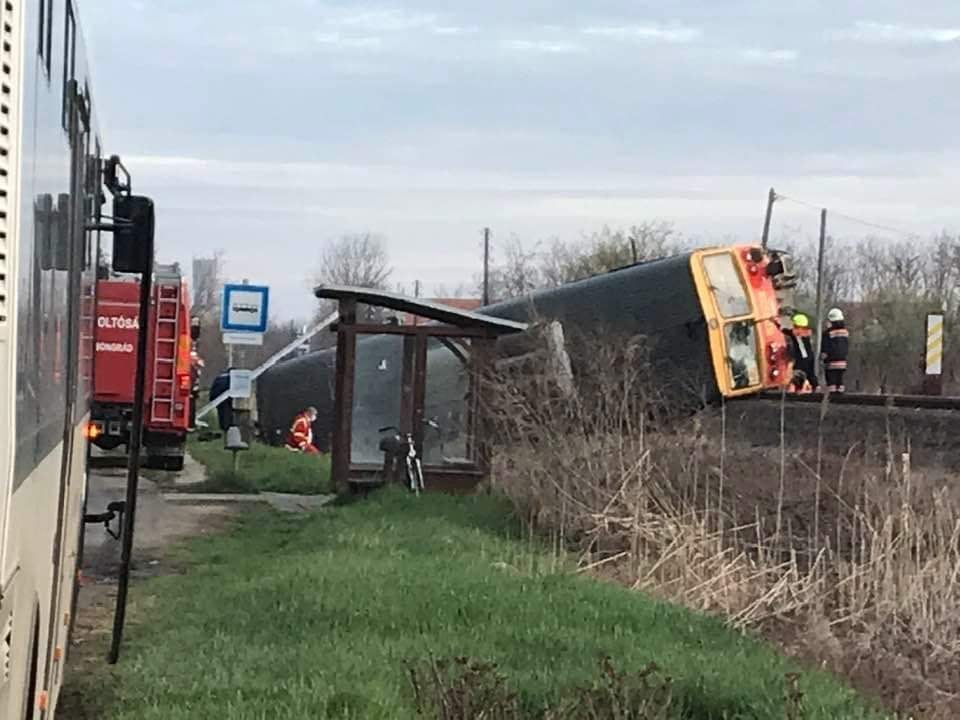 Cinci morți și 14 răniți, după ce un tren a deraiat în Ungaria. O autoutilitară cu muncitori a intrat în fața garniturii