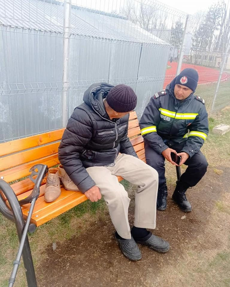 Gestul emoționant făcut de doi pompieri români. Nea Florea pierduse totul în Ucraina: „Pentru ce să mai trăiesc?”