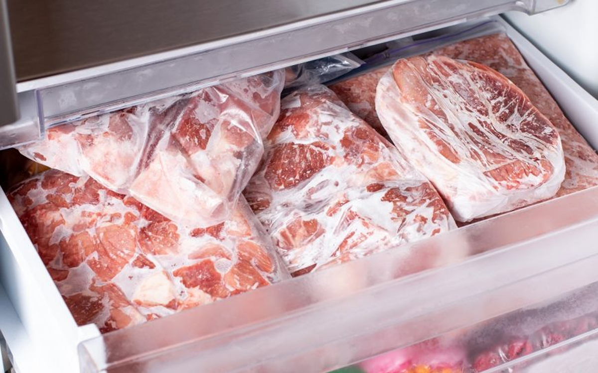 Toți românii greșesc! Câte luni trebuie păstrată în congelator carnea de porc, de pui și de vită, de fapt