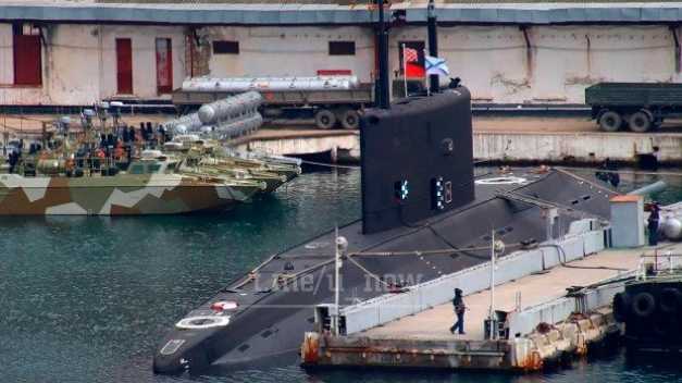 Momentul în care rușii sunt surprinși încărcând rachete Kalibr, capabile să poarte focoase nucleare